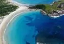 Belíssima imagem aérea das praias das Conchas e Peró (divididas pelo  Morro da V…