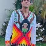 ... @marcos.vinicius.cunha , usa roupa e acessórios Shavorã.  Blusa pintada…