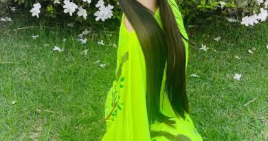 Nãwã Ēma, com vestido e acessório de flor Shavorã.  Vestido verde pintado à mã…