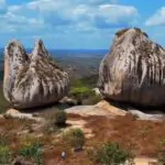 Essa é a Pedra do Letreiro localizada no município de Fagundes – Paraíba.Você …