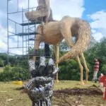Apresentamos à todos o nosso lobo-guará com 6 metros de altura, essa obra de art…