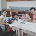 Dia de heróis e vilões na oficina de desenho fantástico e seres híbridos…