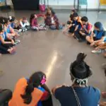 Catarina e Dhevan Kawin compartilhando momentos com as crianças do Projeto Curum…