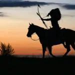 Um dia, em uma grande planície, um velho Lakota recebeu a visita de um jovem Com…