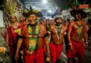 Antes de o Salgueiro entrar no Sambódromo do Rio, o líder e xamã Yanomami Davi K…