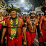 Antes de o Salgueiro entrar no Sambódromo do Rio, o líder e xamã Yanomami Davi K…